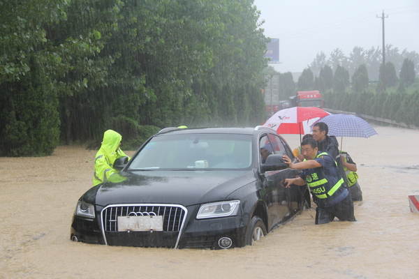 芜合高速：暴雨中的“推车哥”_调整大小.jpg