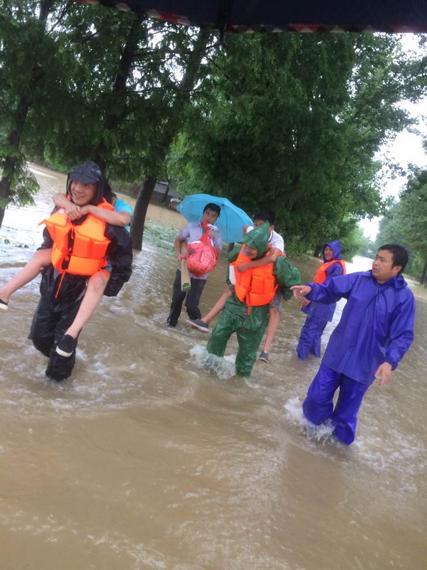 巢无高速路基06标转移群众_调整大小.JPG