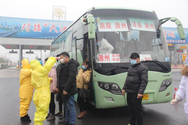 所辖收费站、服务区配合当地政府设立卫生检疫站点，全力配合做好疫情检疫工作。_调整大小.JPG